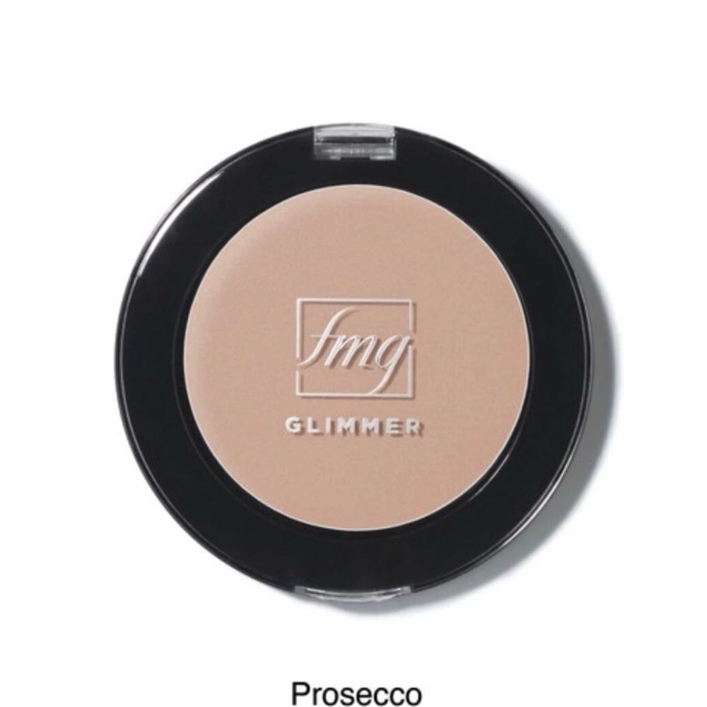 Avon fmg Glimmer Face Powder Illuminator in Prosecco.